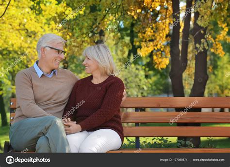 Cute Elderly Couple Sitting On Bench In Autumn Park — Stock Photo