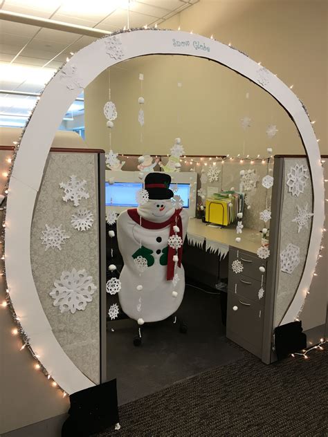 Match your garland accessories to wall art and decor throughout the space rather than using the classic christmas colors for an understated yet. Snow globe. Christmas cubicle decorating | Simple ...