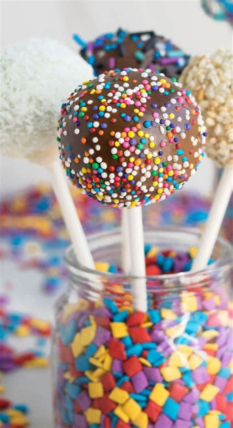 Scopri ricette, idee per la casa, consigli di stile e altre idee da provare. Use this tutorial to learn how to make cake pops and cake balls. Quick and easy, made with ...