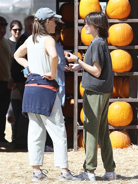 Seraphina Affleck 13 Is Taller Than Mom Jennifer Garner On Pumpkin