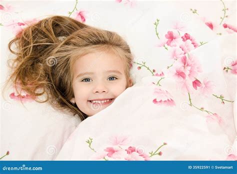Entzückendes Lächelndes Kleines Mädchen Oben Aufgewacht Stockbild Bild Von Zicklein Schön