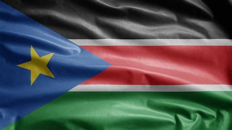 bandera de sudán ondeando en el viento cerca de la plantilla de sudán del sur que sopla seda