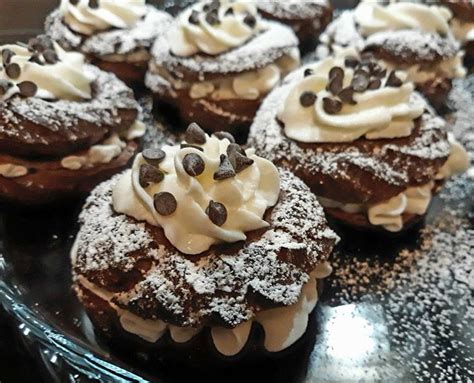 ZEPPOLE AL CIOCCOLATO CON CREMA DI RICOTTA Dolci Zeppole Dolci Ricette Dolci