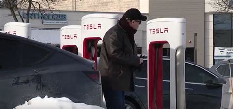 Chicago Area Tesla Charging Stations Lined With Dead Cars In Freezing