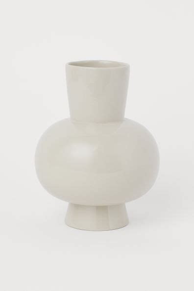 En keramik vase skal ikke blot fungere som en holder i de situationer, hvor du enten får eller selv køber friske blomster. Ceramic Vase in 2020 | Vase with lights, Ceramic vase, Vase