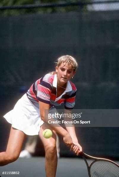 Tennis Player Carling Bassett Of Canada Returns A Shot During The Photo D Actualité Getty