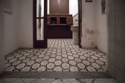 Una verso l'interno ed un'altra verso l'esterno che, combaciando con un'apertura su un muro, permettesse di collocare, senza essere visti dall'interno, gli esposti, i neonati abbandonati. La ruota degli esposti nel complesso monumentale dell ...