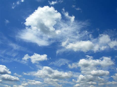 Hidup tidak selalunya indah langit tak selalu cerah suram malam tak berbintang itulah lukisan alam begitulah aturan tuhan. Awan Indah Cerah - Doni Gambar