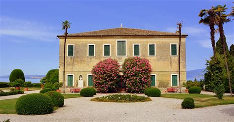 La tassa di successione 2020 è un'imposta che gli eredi che ricevono in eredità un patrimonio, lasciato dal defunto, devono pagare allo stato sulla base della dichiarazione di successione presentata all'agenzia delle entrate. Tassa di successione: su quali beni viene applicata?