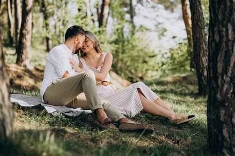 Jeune Couple Avoir Pique Nique Dans Les Forêt Photo Gratuite