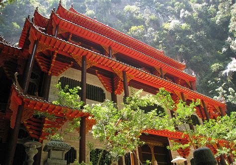 Till today, nuns and monks who. Sam Poh Tong Temple : Perak Tourist Destination Reviews ...