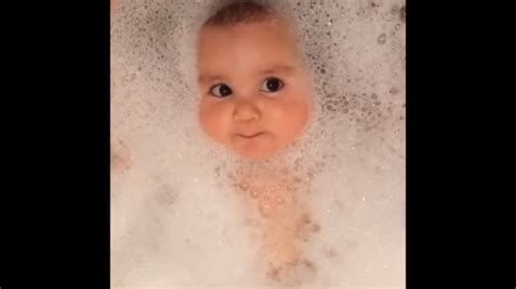 दखय य बचच नहत वकत कतन मसत करत ह Baby bath time enjoy