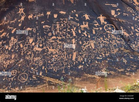 Newspaper Rock Petroglyphs Near Canyon Lands Utah Stock Photo Alamy