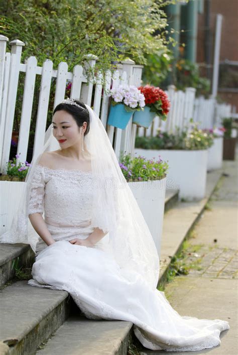 Weitere ideen zu asiatische kleidung, kleidung, asiatisch. Asiatische Chinesin Im Hochzeitskleid Stockfoto - Bild von ...