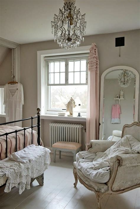 Schöne schlafzimmer ideen in dunklen farben und weiße bettwäsche zum schaffen von kontrast. Vintage Schlafzimmer - Ideen für die Schlafzimmergestaltung