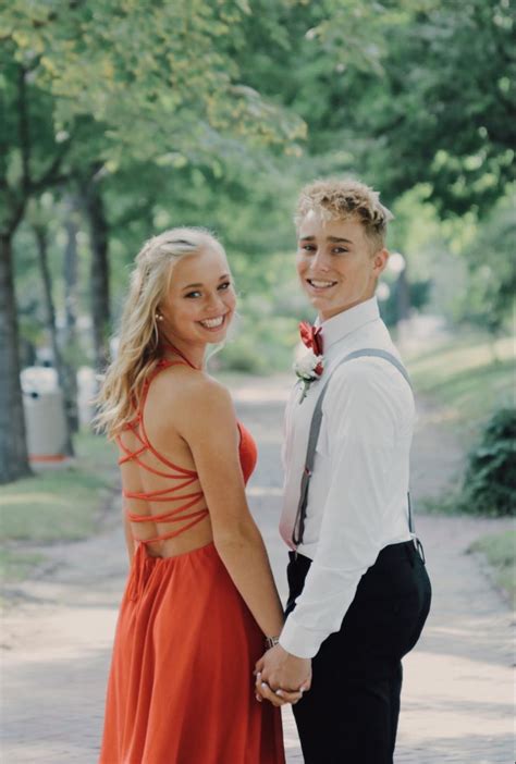 Pin By Nora Herbst On Prom Poses In 2021 Prom Pictures Couples Prom