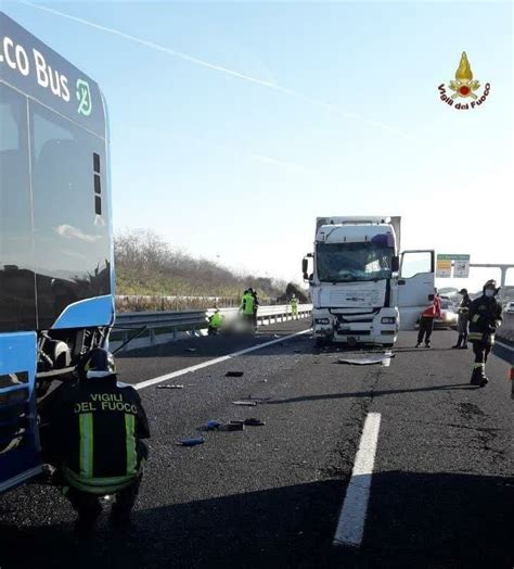 Incidente In Autostrada A1 Maxi Tamponamento Sulla Diramazione Roma Sud