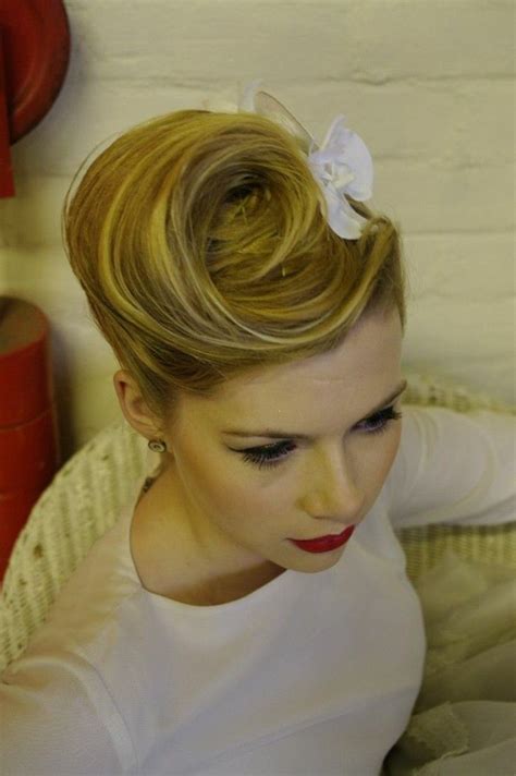 Blonde Haare 50er Style Rockabilly Frisur Sehr Tolle Dame Frisuren 50er Jahre Frisur