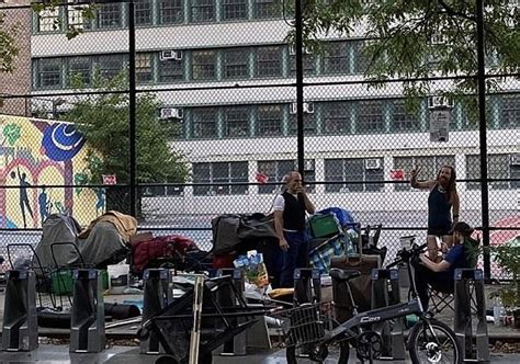 Upper West Side Residents Threaten To Sue Mayor De Blasio If He Doesnt Move Homeless People Out