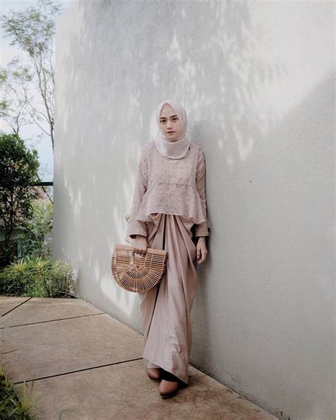 Gaya casual dapat anda tampilkan dengan memakai atasan brokat yang dibuat model peplum. 65 best kondangan hijab images on Pinterest