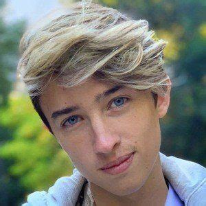 Tiktokers famosos 2020 канала vida polinesia. Maverick Baker - Bio, Family, Trivia | Famous Birthdays
