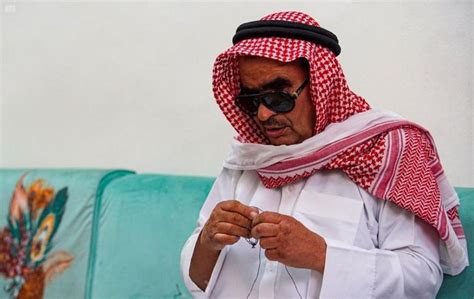 بالصور.. كفيف سعودي يحترف صناعة مصيدة الصقور