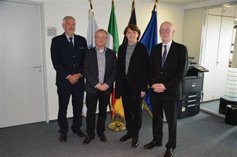 Der katastrophenschutz stufte die situation als extreme gefahr ein. Leverkusen, Bild: Landtagsabgeordnete bei der Polizei