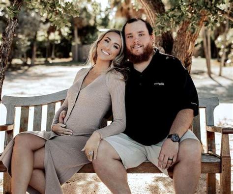it s a second time luke combs won the 2022 cmas entertainer of the year married biography
