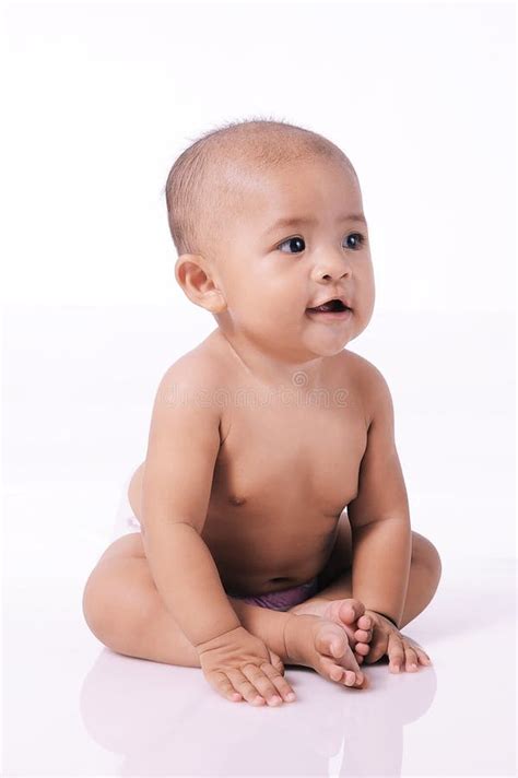 Retrato De Una Linda Niña Pequeña Asiática Con Pañal Y Sentada Desnuda