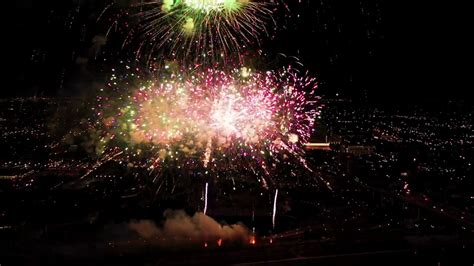 Downtown Omaha New Years Fireworks Gene Leahy Mall Youtube