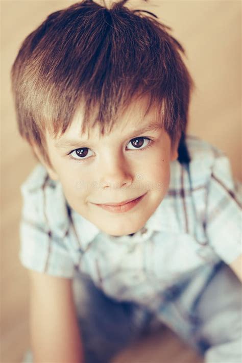 Retrato Del Primer Del Niño Pequeño Sonriente Hermoso Con Los Ojos