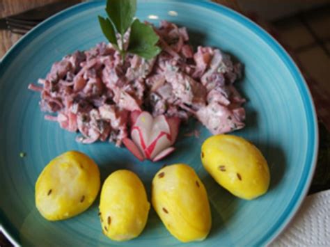 Rote - Bete - Matjessalat mit griechischen Joghurt und Pellkartoffel