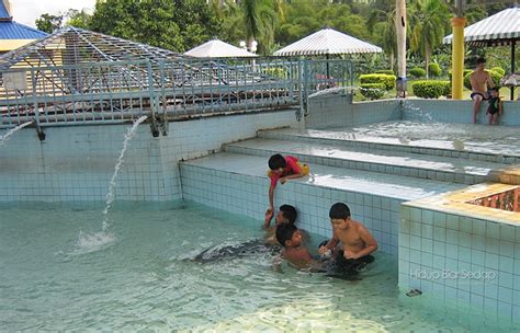 Kolam ini tidak dalam, hanya sedalam pinggang orang dewasa dan air pancoran yang jatuh lebih sering digunakan oleh. La Dolce Isriah ...: Kolam Air Panas Labis