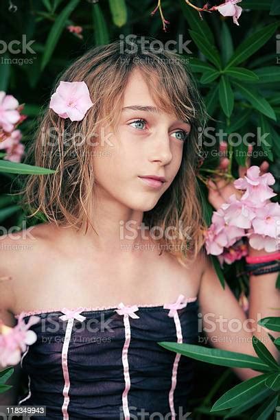 Oleander Chica Foto De Stock Y Más Banco De Imágenes De Adolescencia