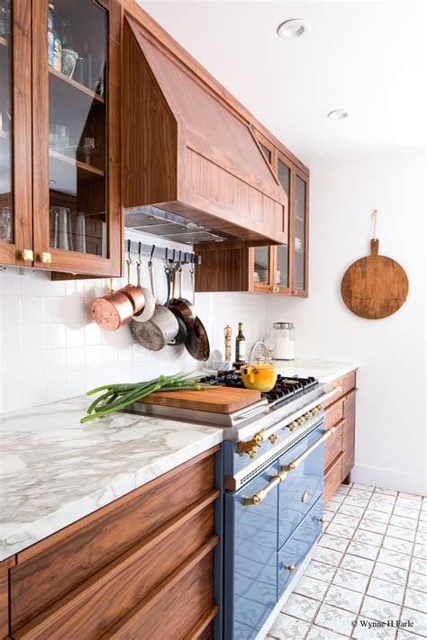 The shells of the black walnut fruit contain natural dyes that stain anything they come in contact with, and were used by early american settlers to dye hair. Modern Walnut Kitchen Cabinets Design Ideas 10 - decoratoo