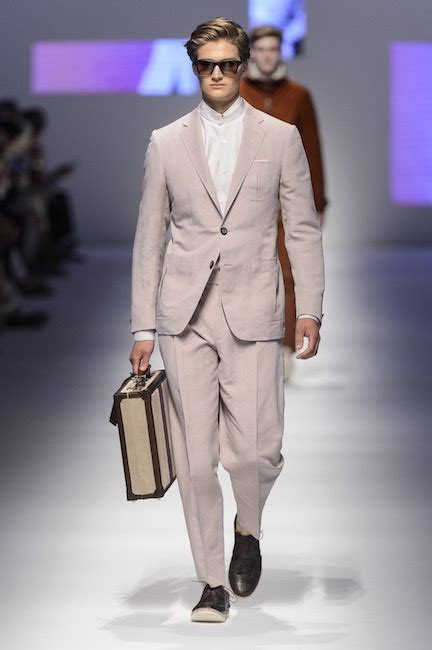 Da sempre l'abito blu è il biglietto da visita dell'uomo di stile. Uomo, dall'abito alla camicia 7 modi per indossare il rosa ...