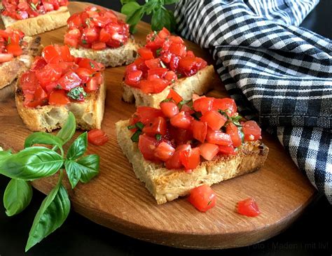 Sk N Opskrift P Bruschetta Med Tomat Jordb R Og Basilikum Nem Og Hot