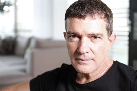 O documento também está editado com o título o adorável homem das neves : Mejores películas de Antonio Banderas: biografía y filmografía