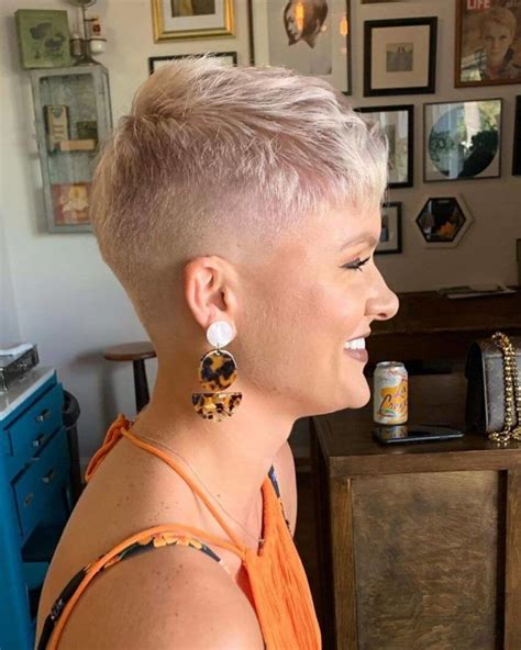 Short Pixie Hairstyle For Women Over 40 Petanouva In 2020 Pixie
