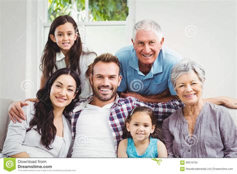 Retrato De La Familia Feliz Con Los Abuelos Foto De Archivo Imagen De