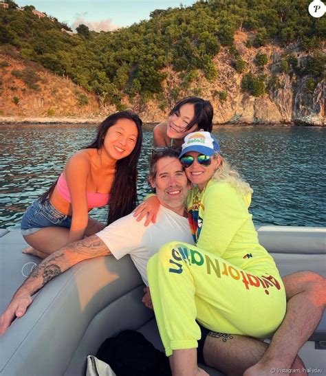Si laeticia hallyday a vécu quatorze beaux mois dans les bras de pascal balland, jalil lespert était devenu un grand solitaire. Laeticia Hallyday et Jalil Lespert, heureuse famille ...
