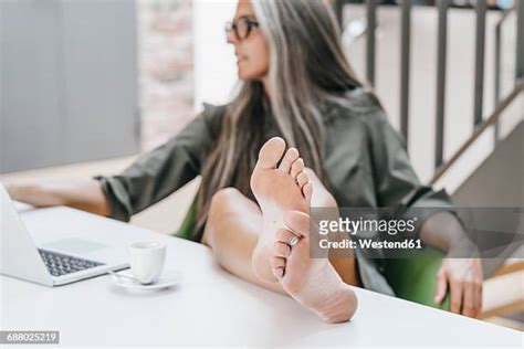 Feet Up On Table Photos Et Images De Collection Getty Images