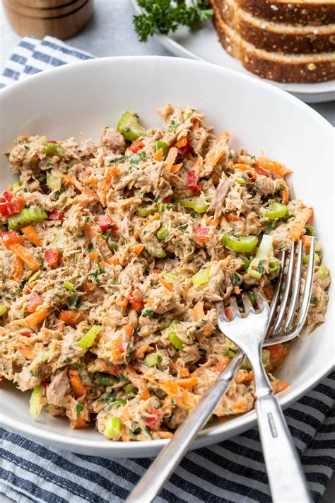 Sebab kekny pun sedang berusaha nak kurangkan berat badan dan nak jaga pemakanan harian. Healthy Tuna Salad Recipe (No Mayo Tuna Salad) | Recipe ...
