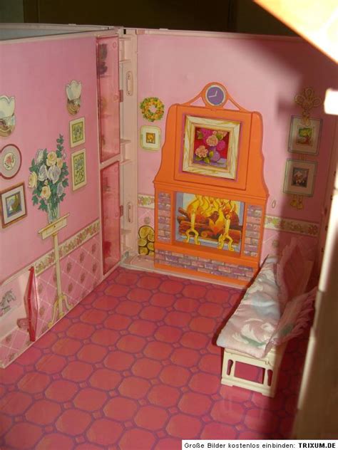 Während eines filmdrehs kommt es zum streit mit dem regisseur, der barbie daraufhin feuert. Barbie Klapphaus Barbie Haus im Koffer Puppenhaus | eBay