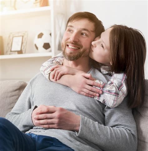 retrato de hija abrazar y besar feliz padre en mejilla en casa foto premium