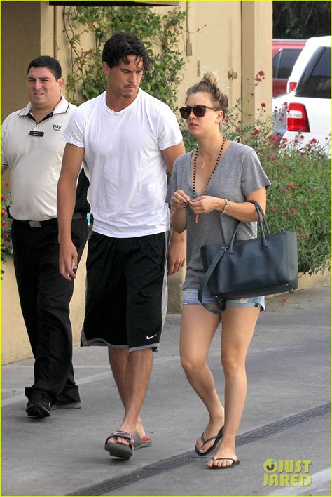 Kaley Cuoco Walks Arm In Arm With Ryan Sweeting Photo 2923993 Kaley Cuoco Photos Just Jared