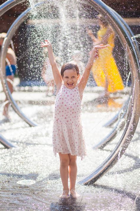 Wet Little Girl Bright Sundress Rejoices Drops City Fountain — Stock