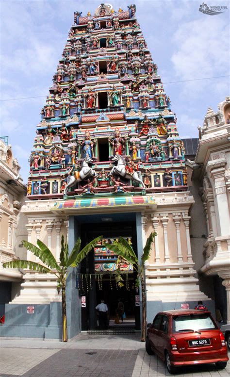 Kuil sri maha mariamman is a very exotic place, very suitable for taking pictures, there are many tourists, the surrounding area is noisy, and everyone in the room is quiet to appreciate the beauty of the architecture. Sri Mahamariamman Temple, Malaysia 2019