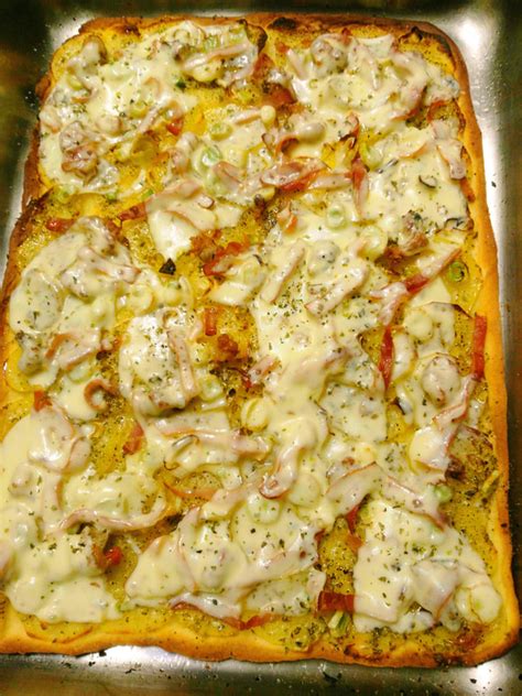 Mettere sulla pizza le patate condite e schiacciate a scacchiera con della ricottina fresca di montagna, poi aggiungere due pizzichi di carvi ed infornare nel piano centrale del forno e cuocere per 15 minuti. Pizza fatta in casa con patate, salsiccia e speck - SICILY ...