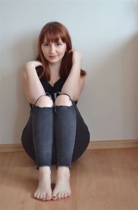 slavic barefoot redhead jeans barefoot smile pretty outfits fashion beautiful feet